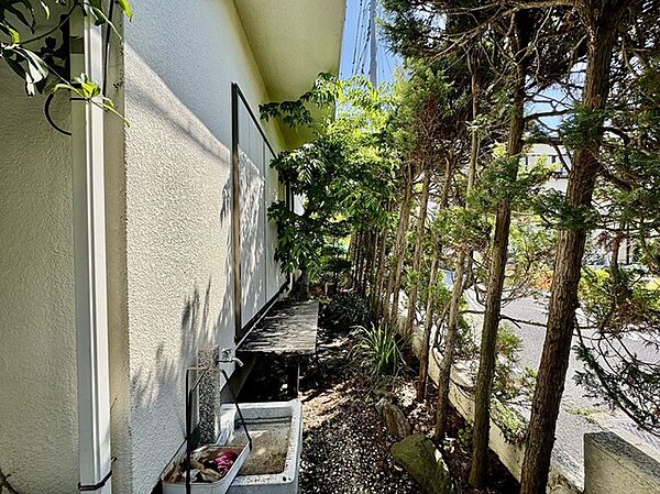 ベッドタウンにスタンダードなサイズのお庭付き。