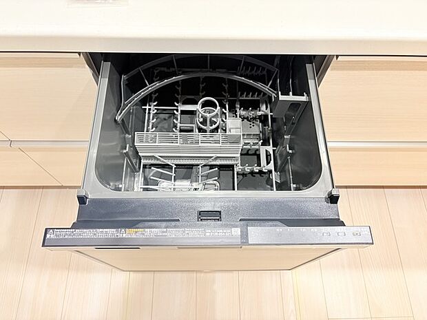 手に優しい、後片づけおまかせの食洗機。食後のだんらんに一層早く加われます。