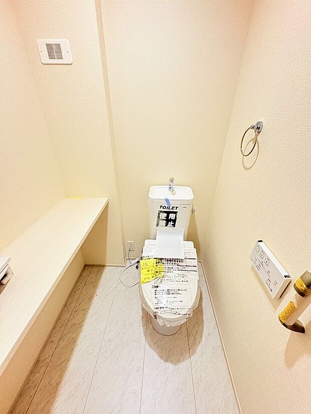 お掃除らくらく。便座脇の操作盤をなくした、リモコンタイプのお手洗い。
