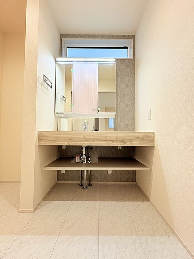 お出かけ前の身だしなみに一歩差がつく三面鏡。