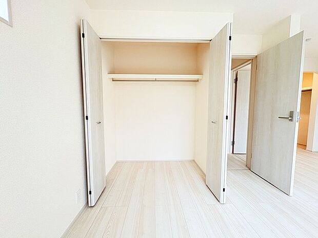各居室には収納がついています。