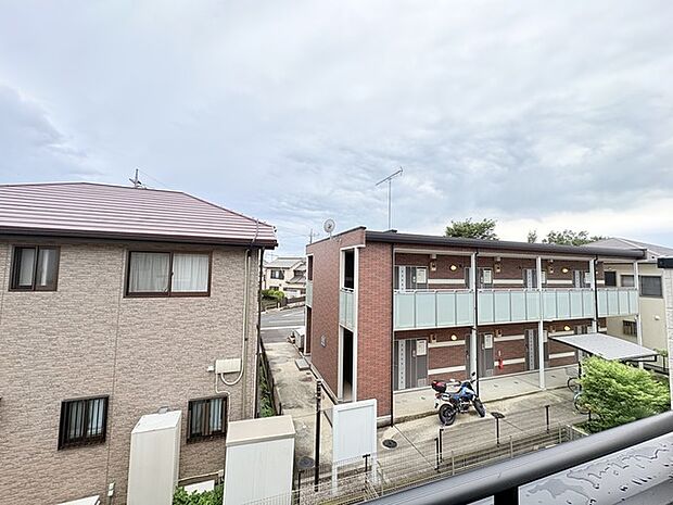 低層住居専用地域ならではのベランダの光景。辺りには高い建物がありません。