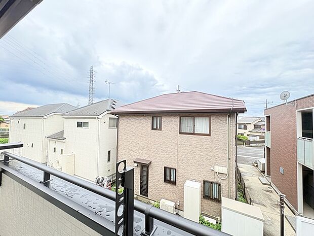 住宅街の中の一戸建て、あたりはほとんど住宅です。