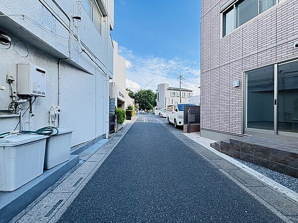前面道路は歩道も整備され、小さなお子様にも安心です。
