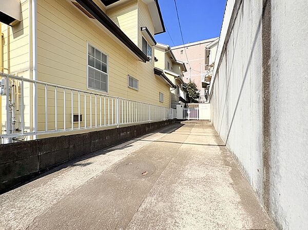 セカンドカーにも便利、駐車2台可の敷地。