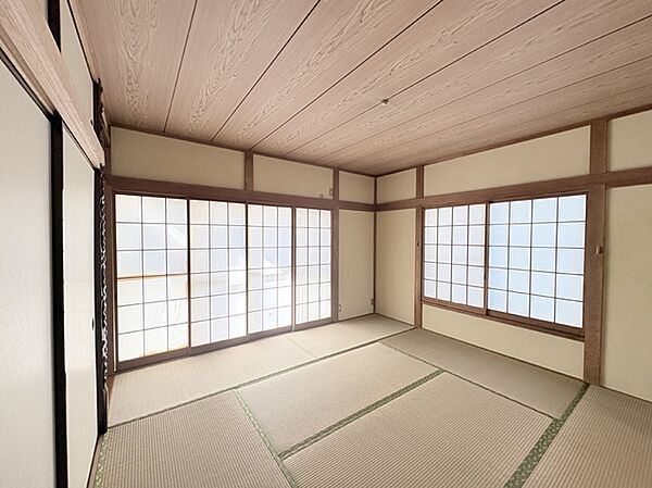 たっぷりの陽光と、心地よい風が舞い込みます。