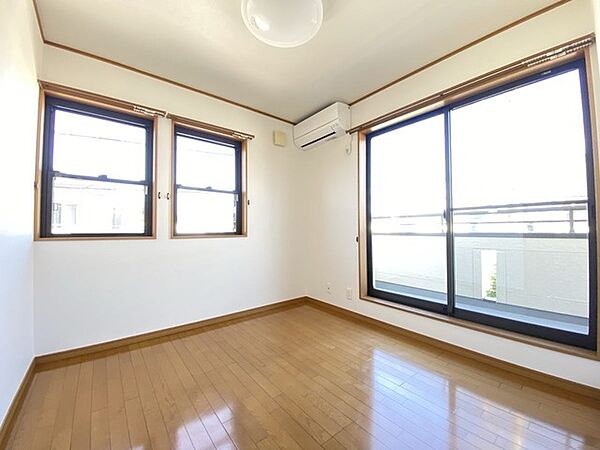 お部屋の日当たりはご覧の通り明るいです。