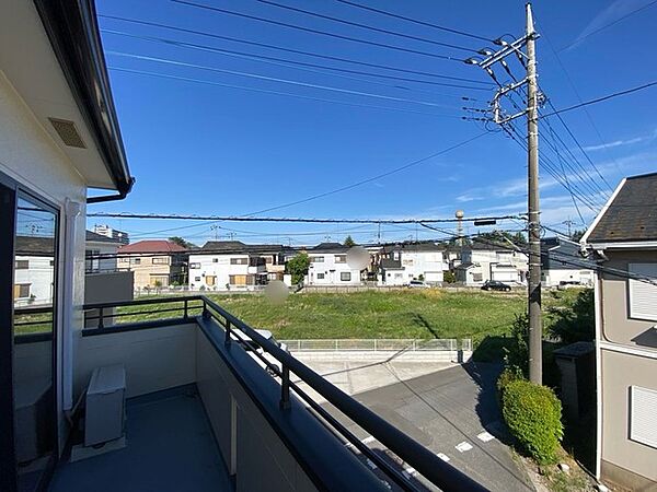 車通りの少ない閑静な住宅地、のびのびした子育てに適します。