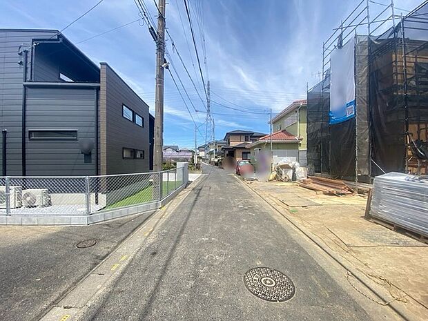 車通りの少ない閑静な住宅地、のびのびした子育てに適します。 