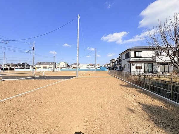 住民の方が主に利用する交通量少なめの道路に面してます。