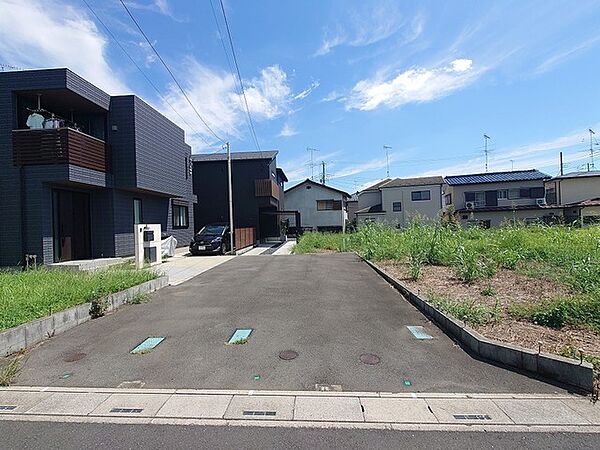 前面道路が広く、間口もゆったり。駐車が苦手な方でも一度ご確認ください。