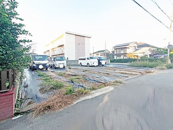 幹線道路から1本入った現地は、想像以上に静かに感じられます。