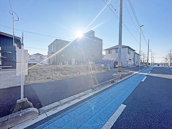 前面道路は歩道も整備され、小さなお子様にも安心です。