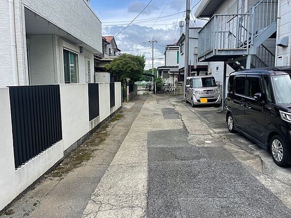 住民の方が主に利用する交通量少なめの道路に面してます。