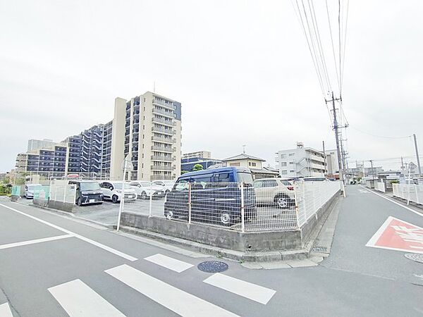 角地につき、開放感に恵まれる住居がここに。