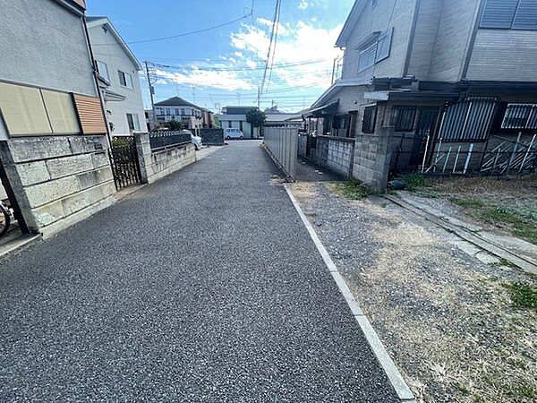 住民の方が主に利用する交通量少なめの道路に面してます。