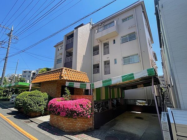 車の通りも少ない閑静な住宅地に建つマンション。子育てにも、第二の人生にも。