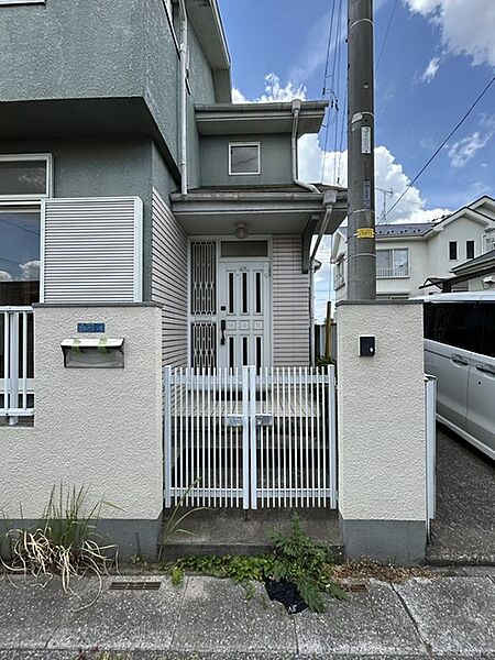アプローチからの玄関がおしゃれな住宅。出発も帰宅も楽しみになるかも。