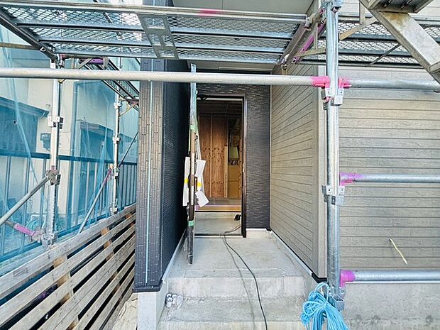 ポーチのついた新築分譲物件。玄関の印象はいかがでしょうか?入口からご覧ください。