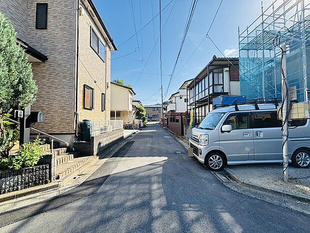 前面道路は歩道も整備され、小さなお子様にも安心です。