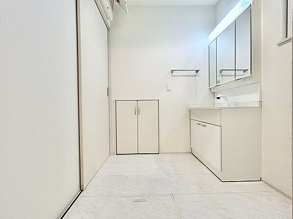 洗面室にはうれしいリネン収納があります。