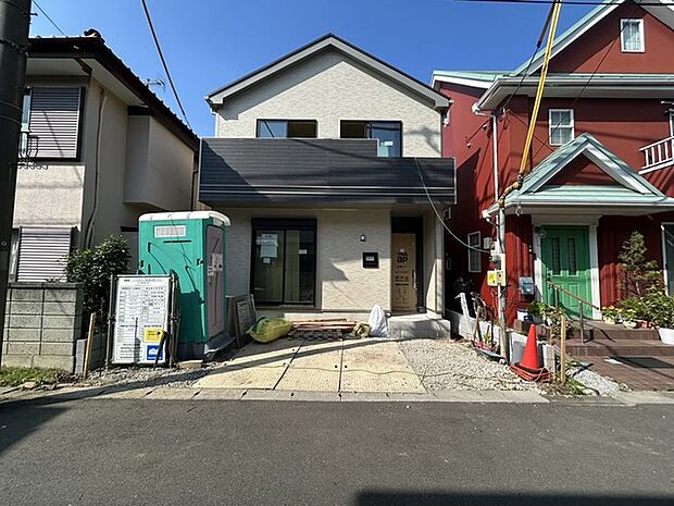 足場が外れて、スッキリした外観が見えてきました。 