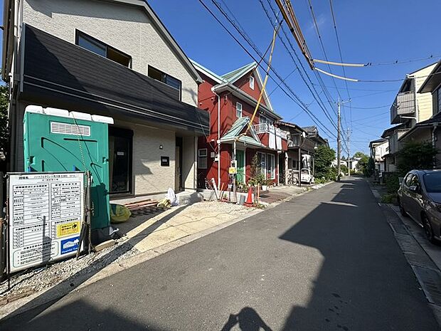 車通りの少ない閑静な住宅地、のびのびした子育てに適します。