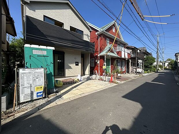 幹線道路から1本入った現地は、想像以上に静かに感じられます。