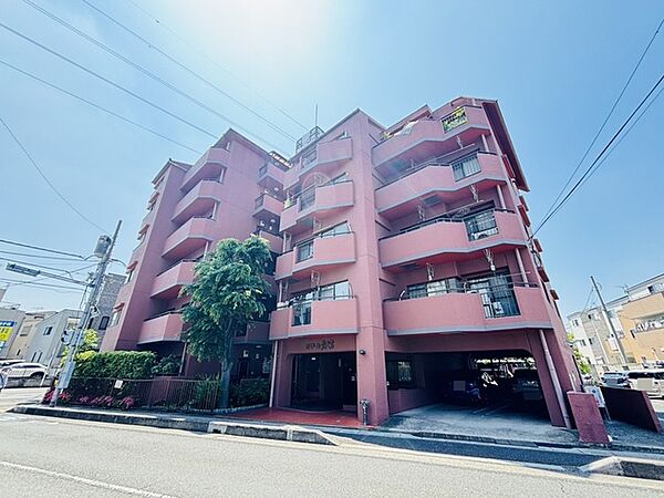 タイル張りの外観が迎える永住邸。