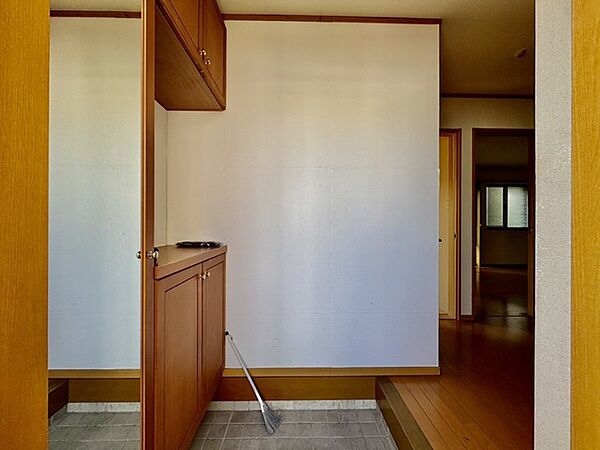 リフォーム工事前。靴がしっかり収まるから、散らかりがちな玄関もスッキリ。