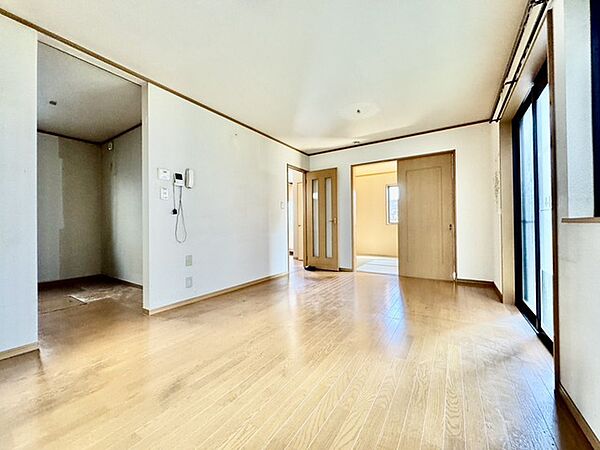 リフォーム工事前。リビングは家具の配置も思いのまま。自由度が高い設計です。
