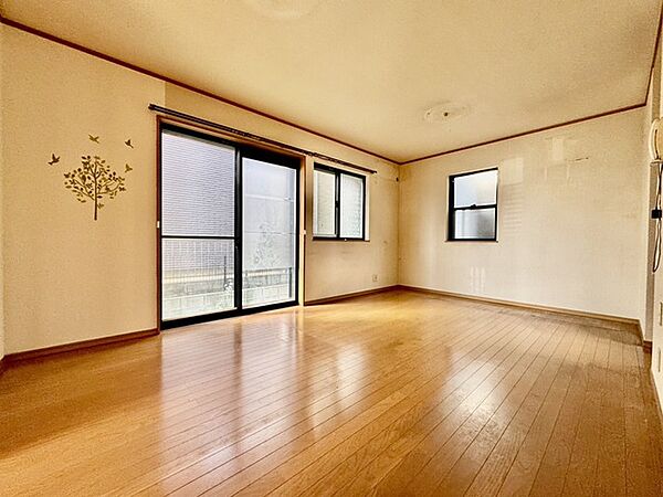 リフォーム工事前。家族が自然に集りそうな広さが魅力のＬＤＫ。