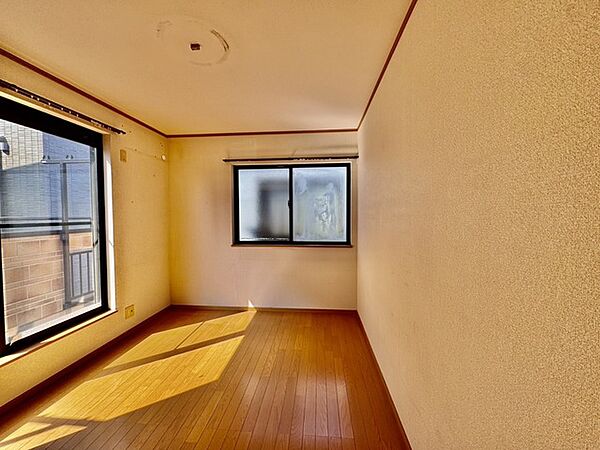 リフォーム工事前。この部屋だれの部屋にしようかな、なんて会話を現地で楽しんでください。