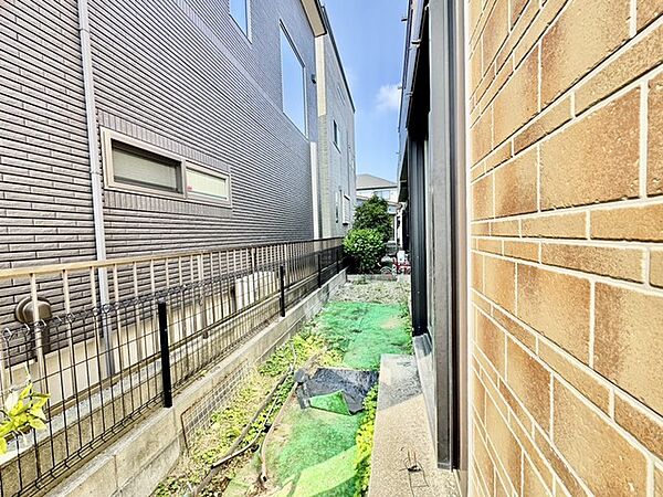 広々とした南庭は、太陽の下のリビングかもしれません。