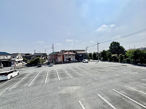 前面の住まいとの距離感があるから、圧迫感を感じません。