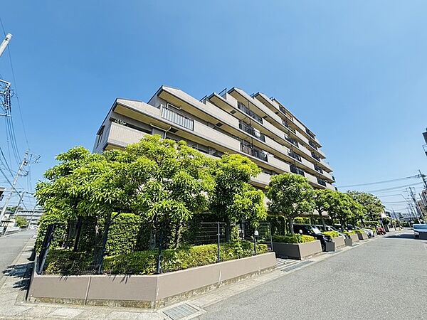 タイル張りの外観が迎える永住邸。