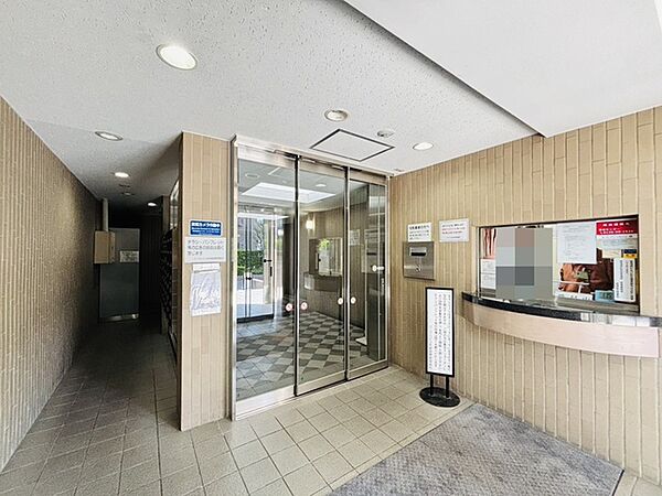 落ち着いた雰囲気のエントランス。オートロック式で防犯面にも配慮がなされ、宅配ボックスも備わっています。