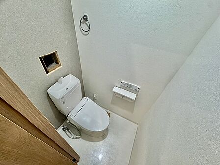 お掃除らくらく。便座脇の操作盤をなくした、リモコンタイプのお手洗い。