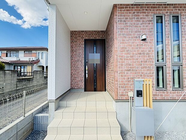 ポーチのついた新築分譲物件。玄関の印象はいかがでしょうか?入口からご覧ください。