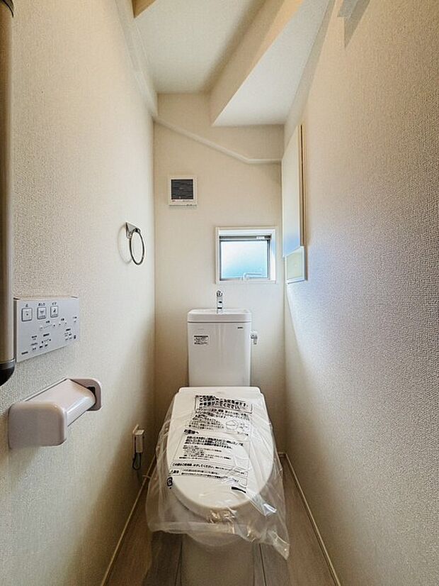 もちろんウォシュレット機能付き。憩いの場としてひそかに注目度の高いお手洗いにもご注目ください。