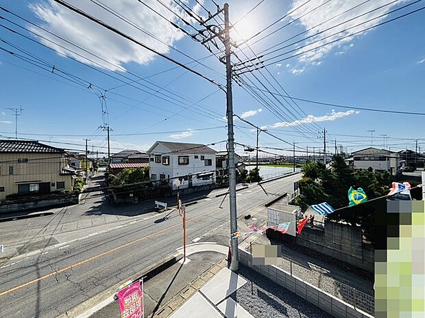 あたりには住宅を中心とした建物が広がります。 