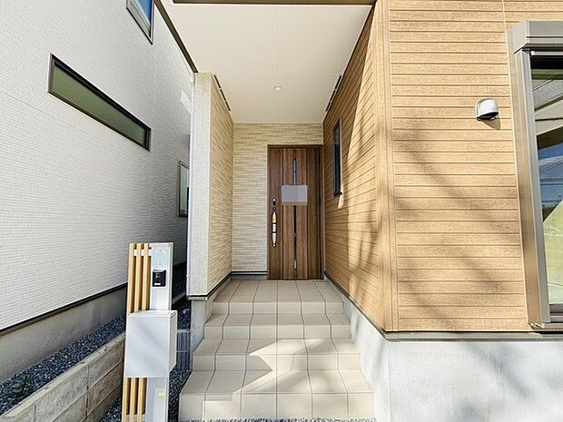 ポーチのついた新築分譲物件。玄関の印象はいかがでしょうか?入口からご覧ください。