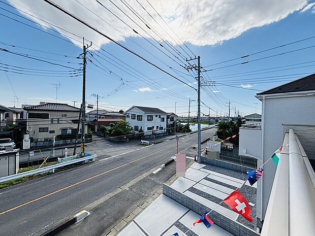 あたりには住宅を中心とした建物が広がります。
