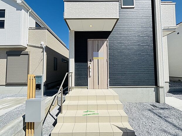 ポーチのついた新築分譲物件。玄関の印象はいかがでしょうか?入口からご覧ください。