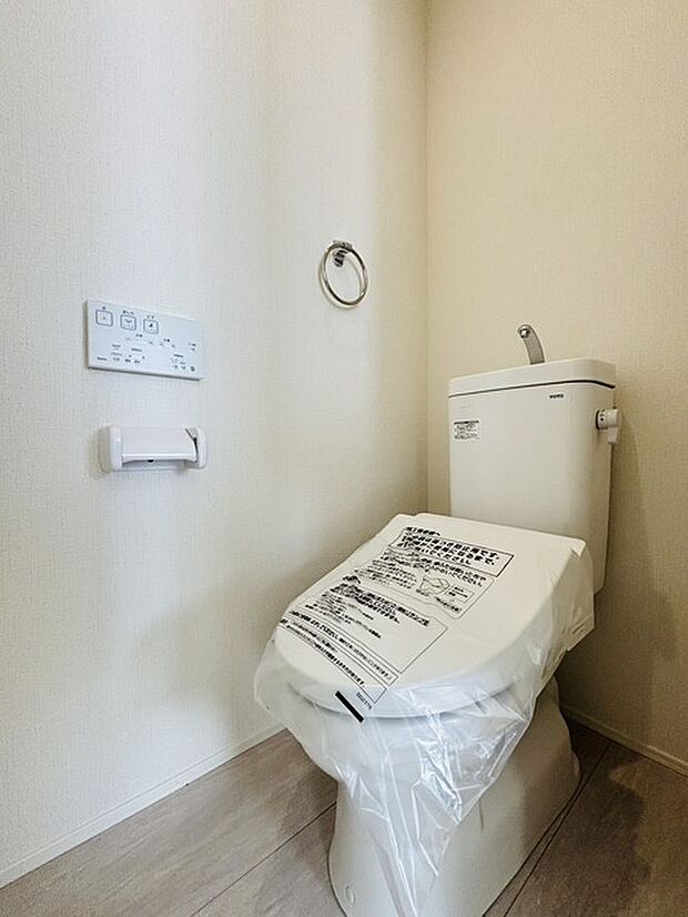もちろんウォシュレット機能付き。憩いの場としてひそかに注目度の高いお手洗いにもご注目ください。