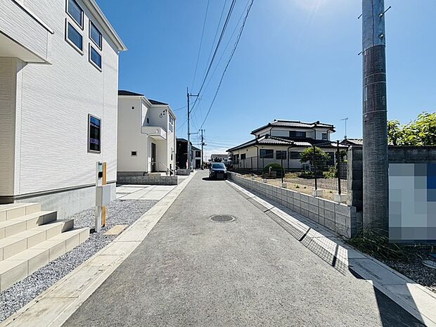 前面道路は歩道も整備され、小さなお子様にも安心です。