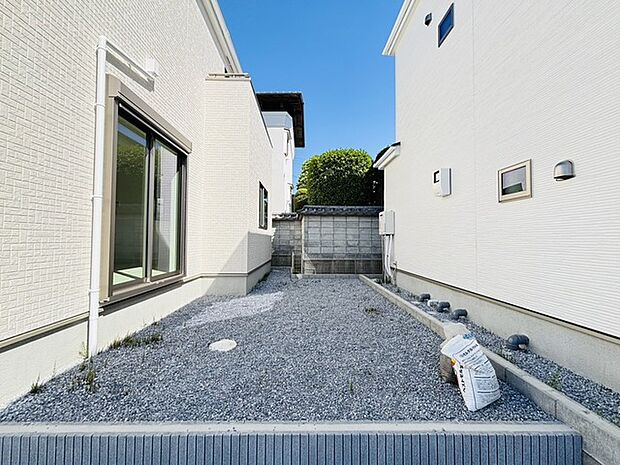 小さなお庭はメンテナンスが楽でちょうど良いかも知れませんね。