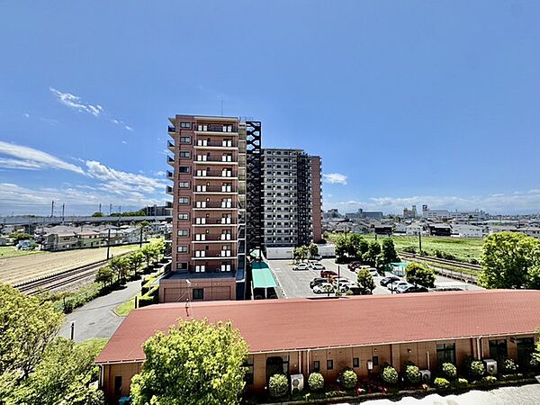 前面の住まいとの距離感があるから、圧迫感を感じません。