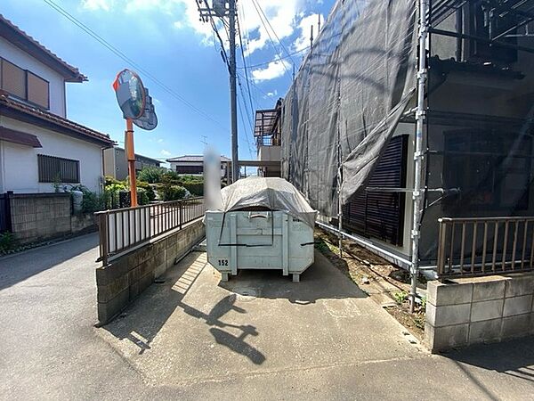 マイカースペースを1台分確保。現地で車幅と共にご確認ください。
