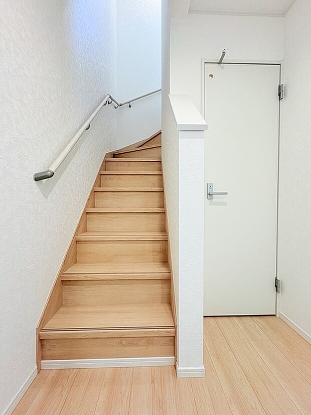 階段には手すりがついています